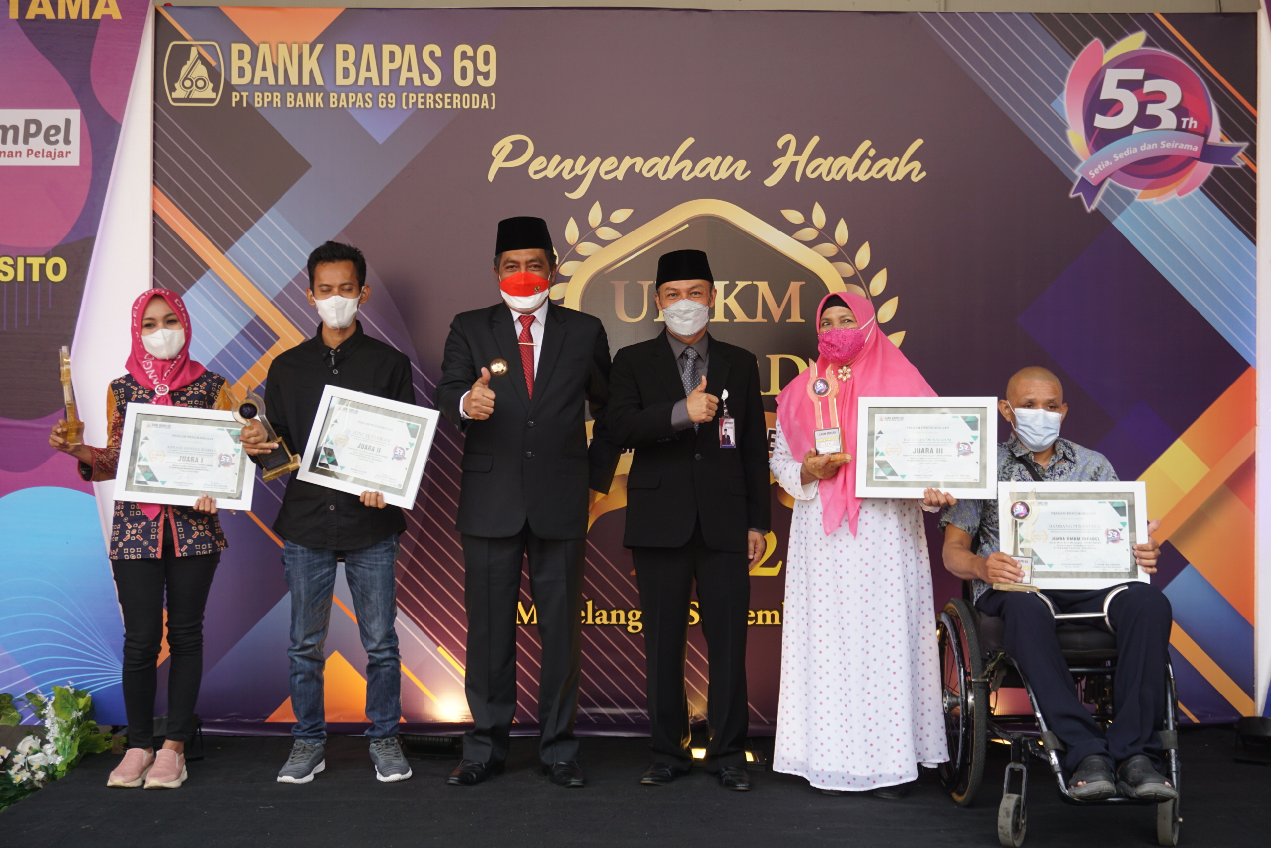 Bupati Magelang Zaenal Arifin saat menyerahkan penghargaan kepada para pemenang UMKM Award Bank Bapas 69 usai memimpin upacara peringatan HUT Ke-53 PT BPR Bank Bapas 69 Kabupaten Magelang