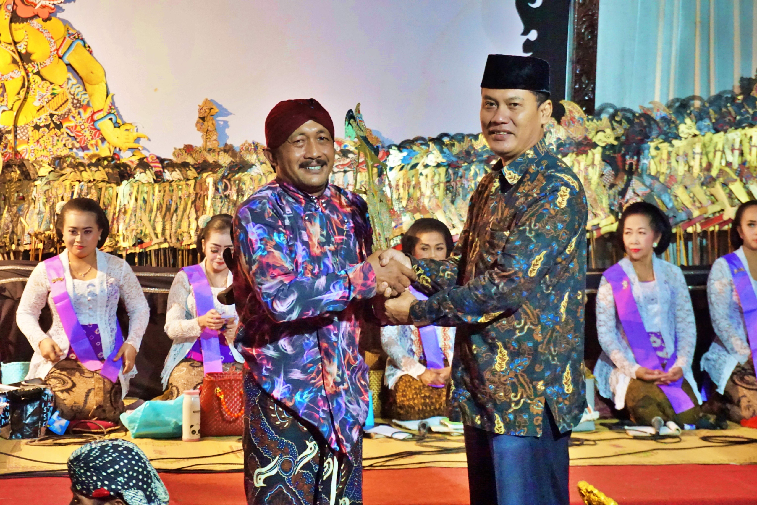 Asisten Pemerintahan dan Kesra Setda Kabupaten Magelang, Nanda Cahyadi Pribadi saat membuka pementasan wayang kulit di Desa Bawang, Kecamatan Pakis.