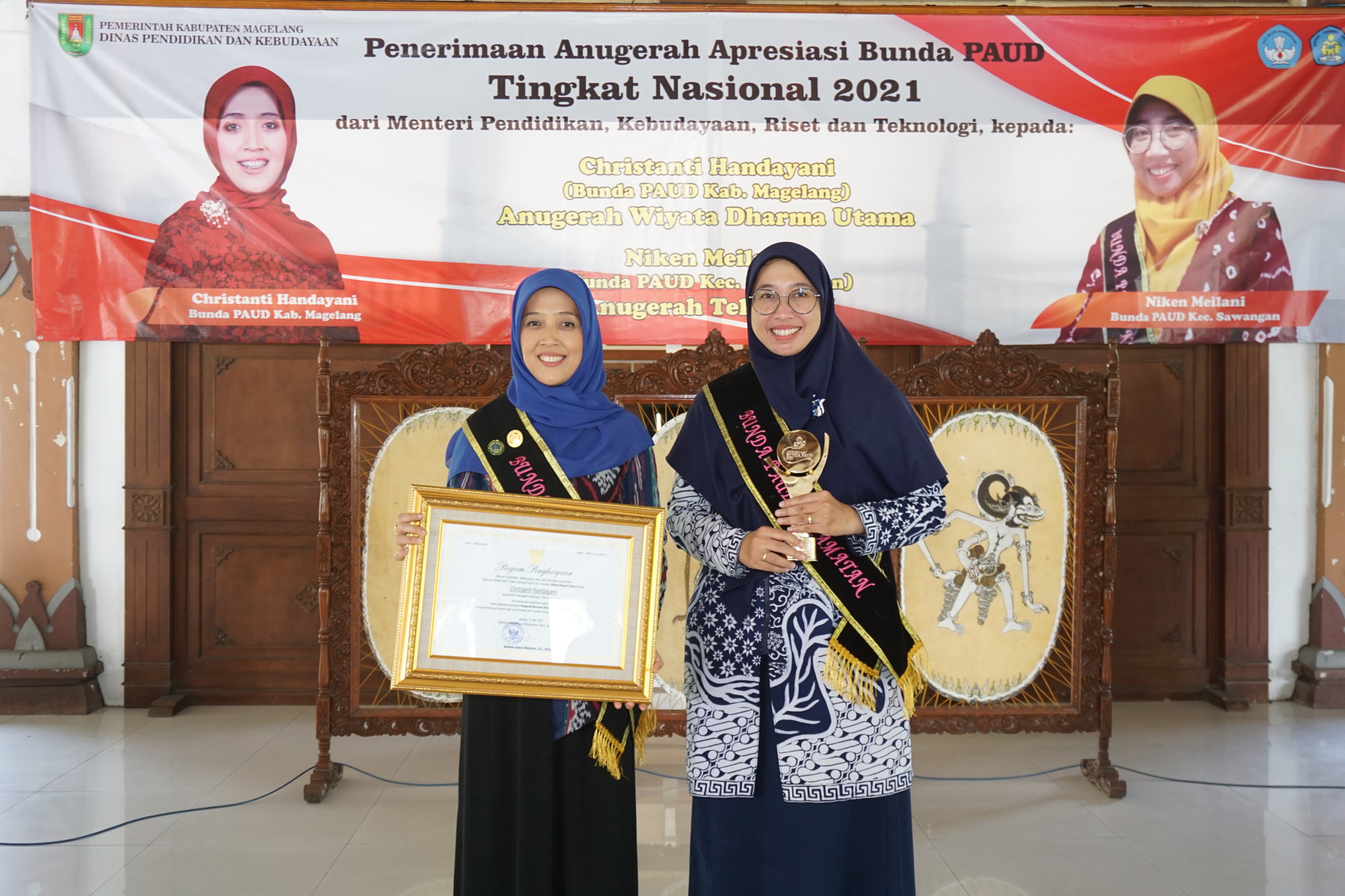 Bunda Paud Kabupaten Magelang Christanti Handayani Zaenal Arifin dan Bunda Paud Kecamatan Sawangan Niken Meilani saat menerima penghargaan dari Analis Perencanaan dan Evaluasi pada Kemendikbudristek, Robbayanti Ratnaningrum.