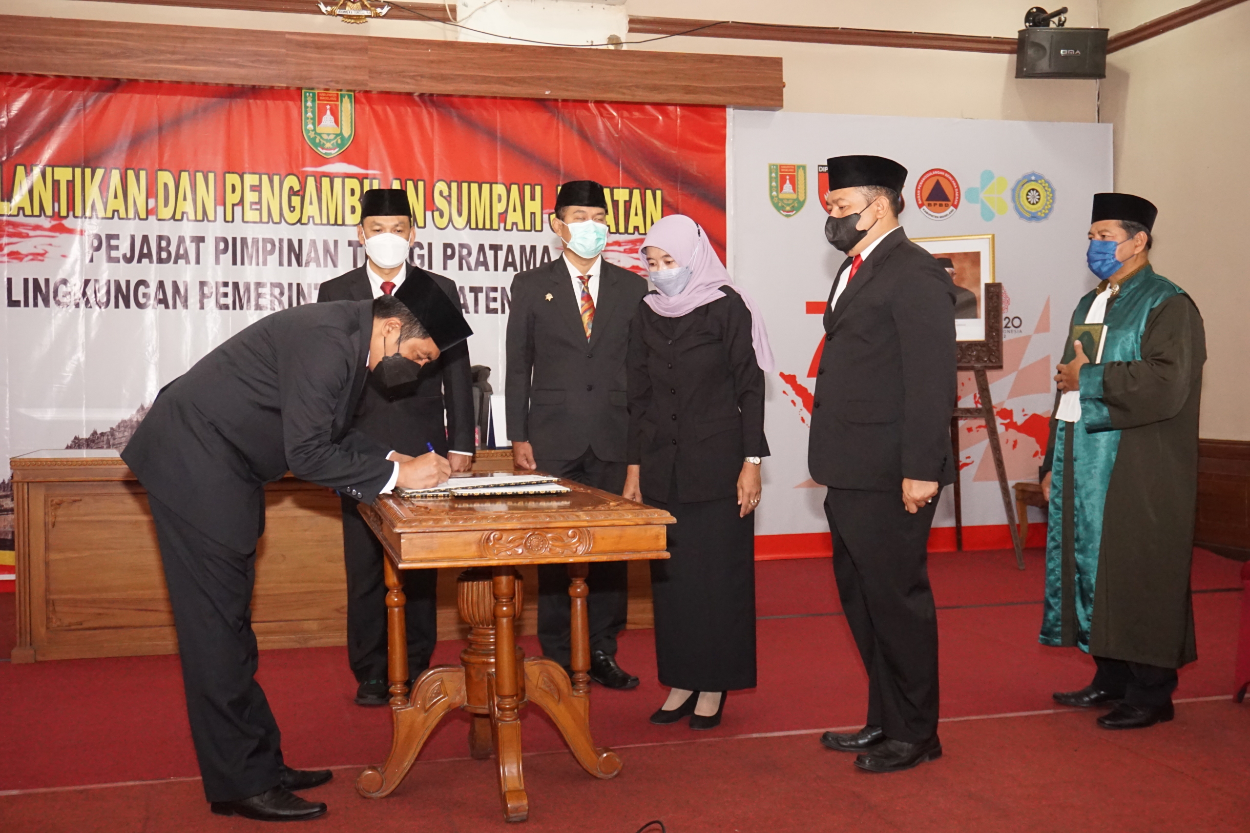 Bupati Magelang Zaenal Arifin saat melantik Pejabat Pimpinan Tinggi Pratama Di Lingkungan Pemerintah Kabupaten Magelang.