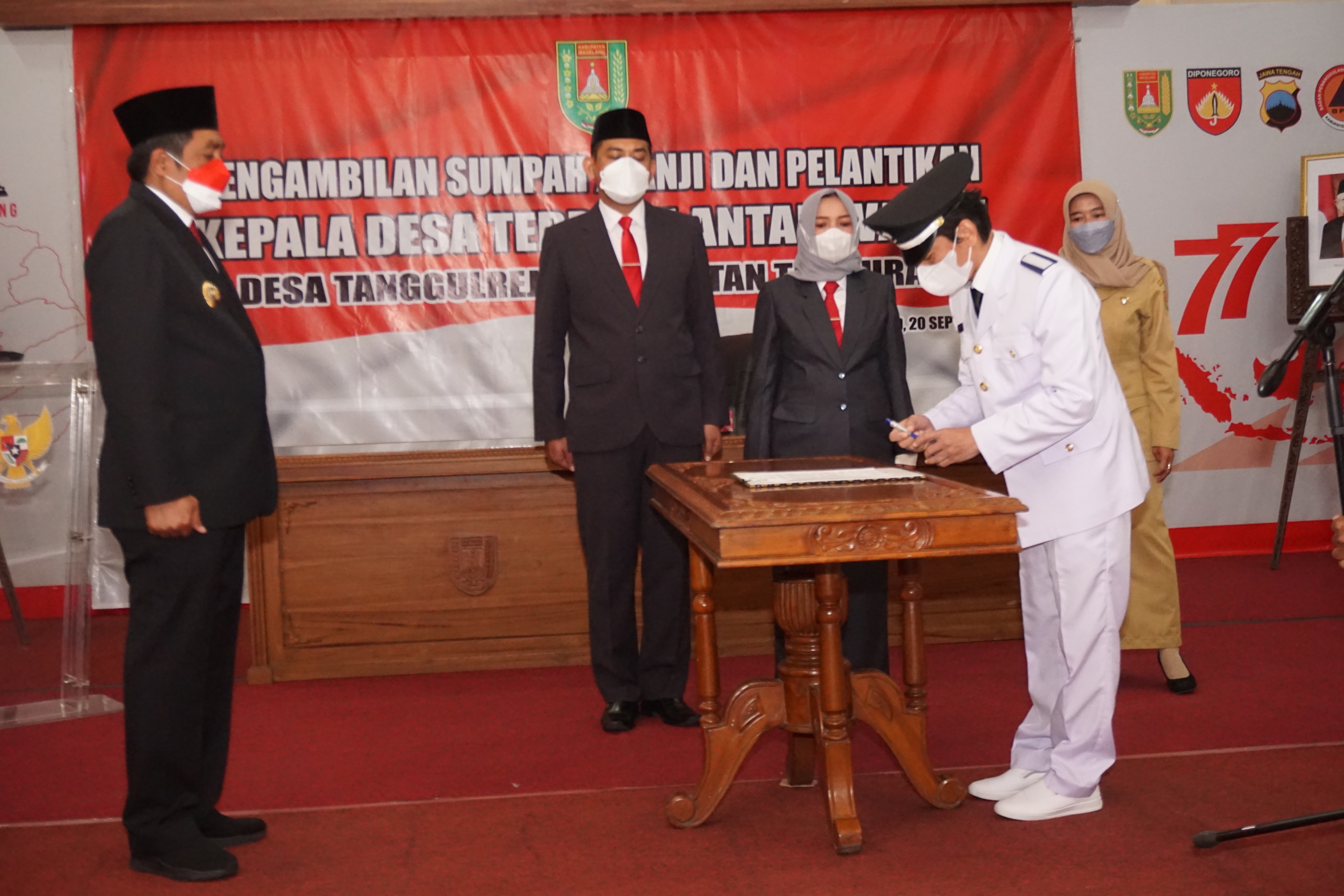 Bupati Magelang Zaenal Arifin saat melantik Kepala Desa PAW Tanggulrejo, Kecamatan Tempuran.
