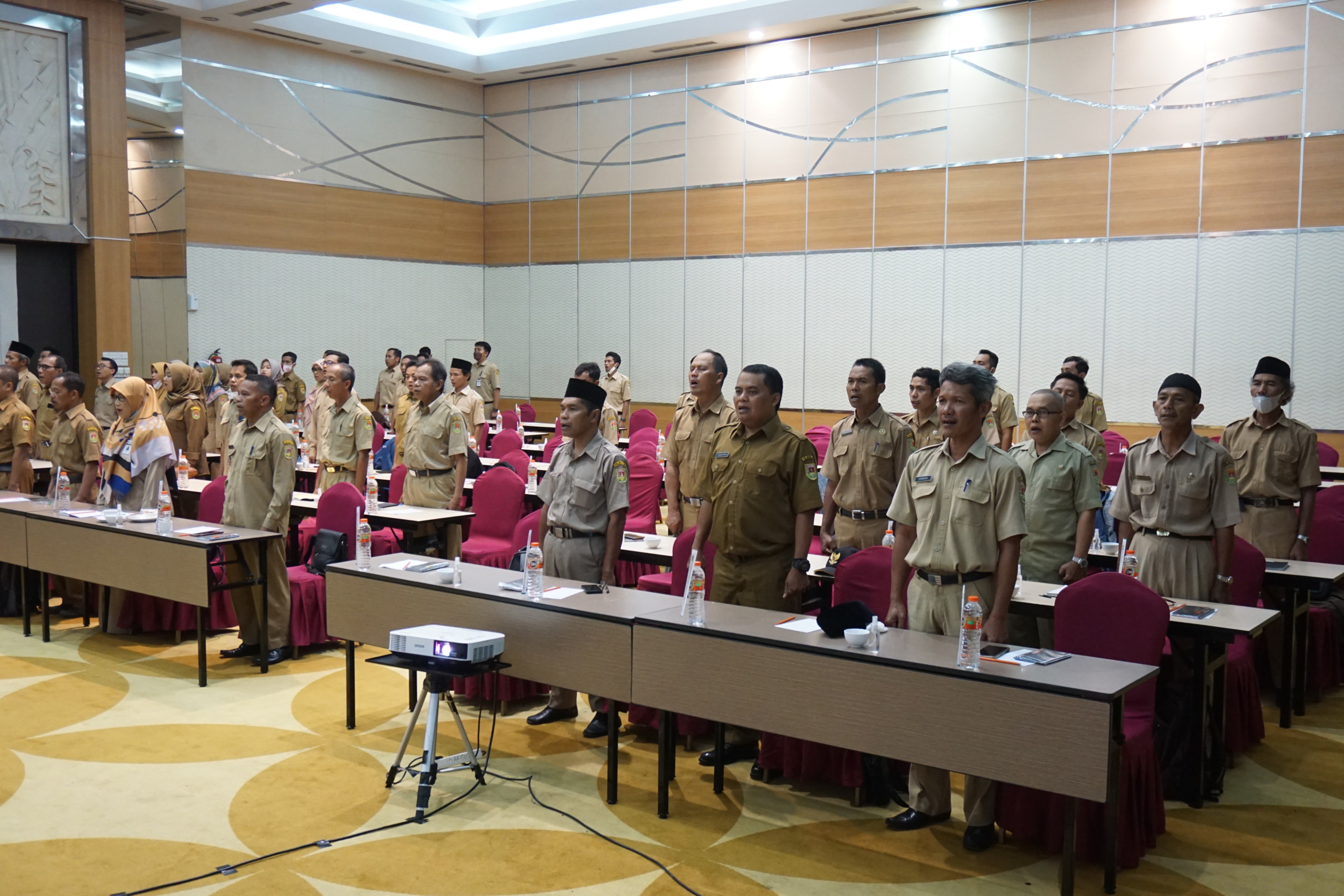 Asisten Pemerintahan dan Kesra, Nanda Cahyadi Pribadi didamping Forkopimcam Kaliangkrik saat membuka acara pembinaan dan peningkatan kapasitas Kepala Desa dan Perangkat Desa se- Kecamatan Kaliangkrik Tahun 2022.