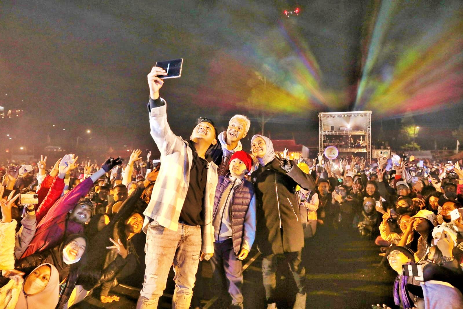 Denny Caknan saat ajak foto selfie Ganjar Pranowo dan istrinya