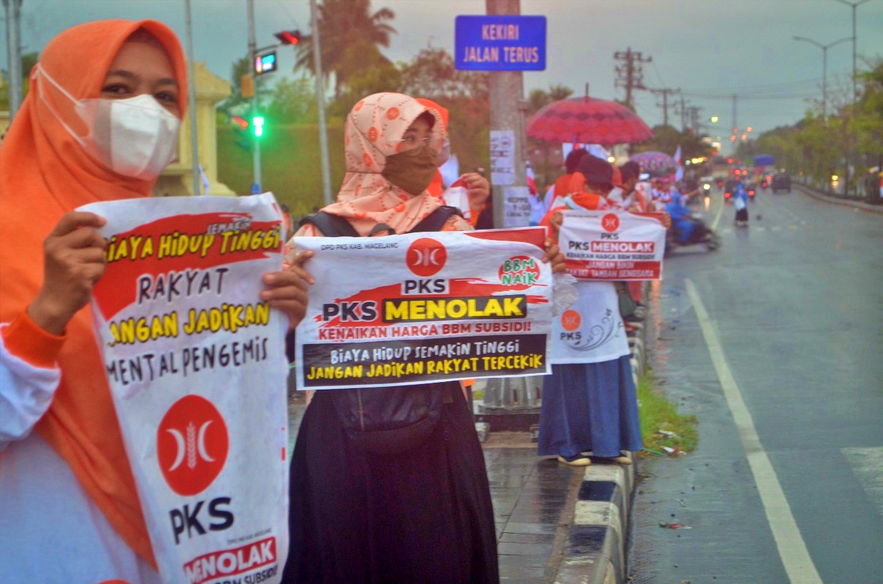 Emak emak Kader PKS Kabupaten Magelang turun ke jalan tolak kenaikan harga BBM