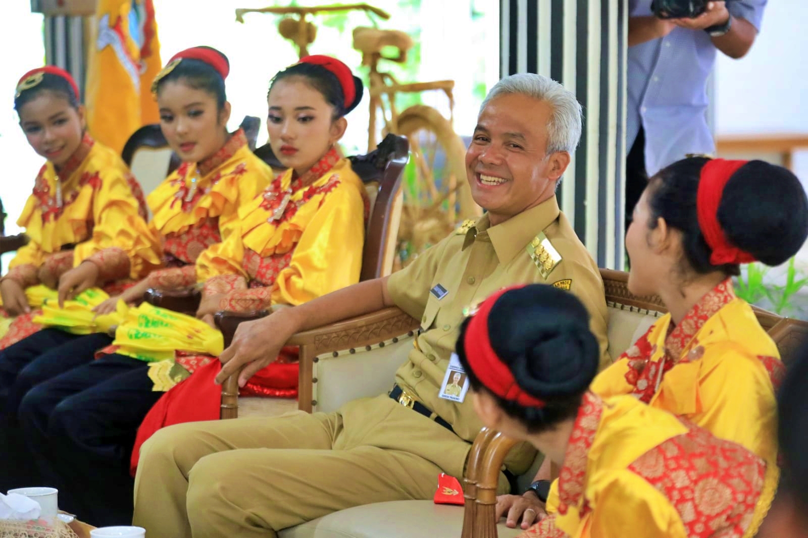 Ganjar saat bersama siswi SMP Negeri Mempura Siak Riau