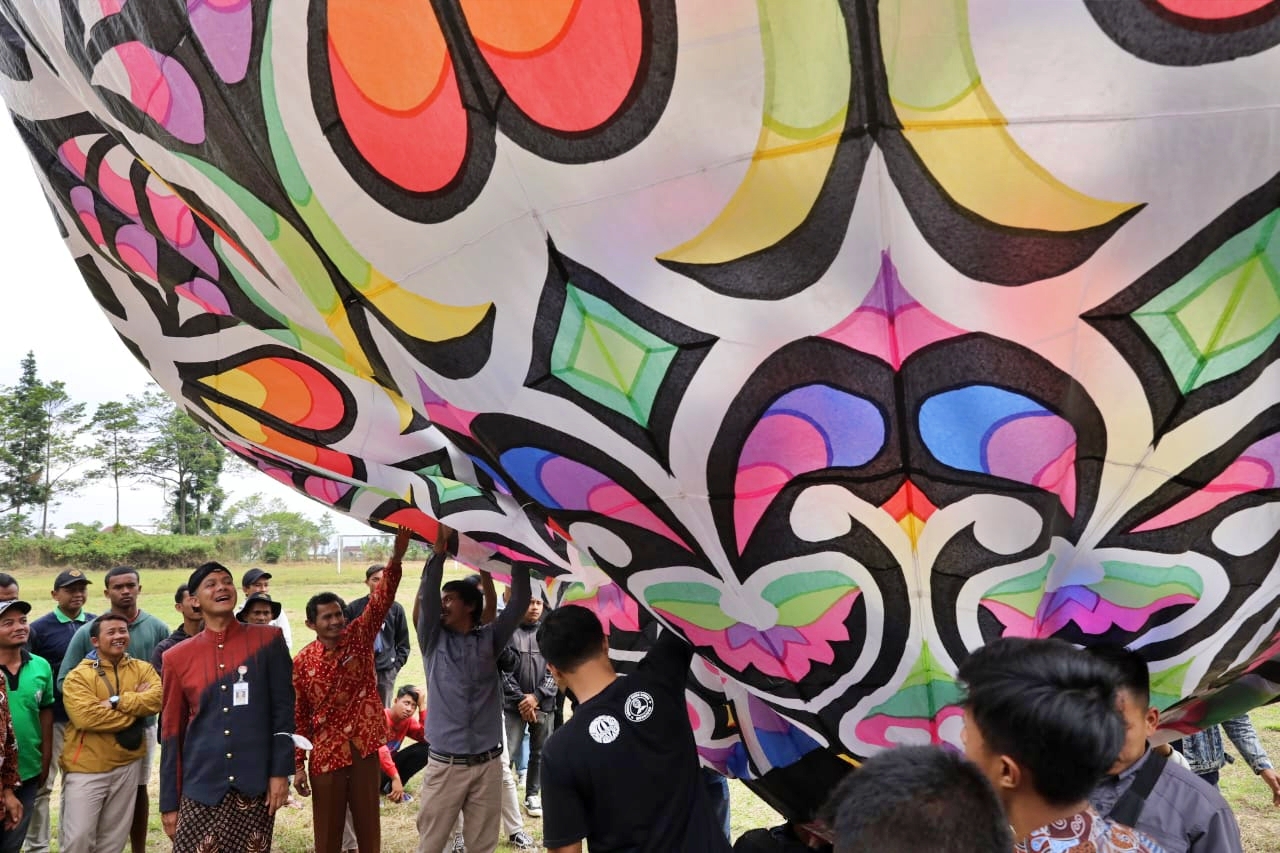 Ganjar saat melihat balon udara karya warga Wonosobo