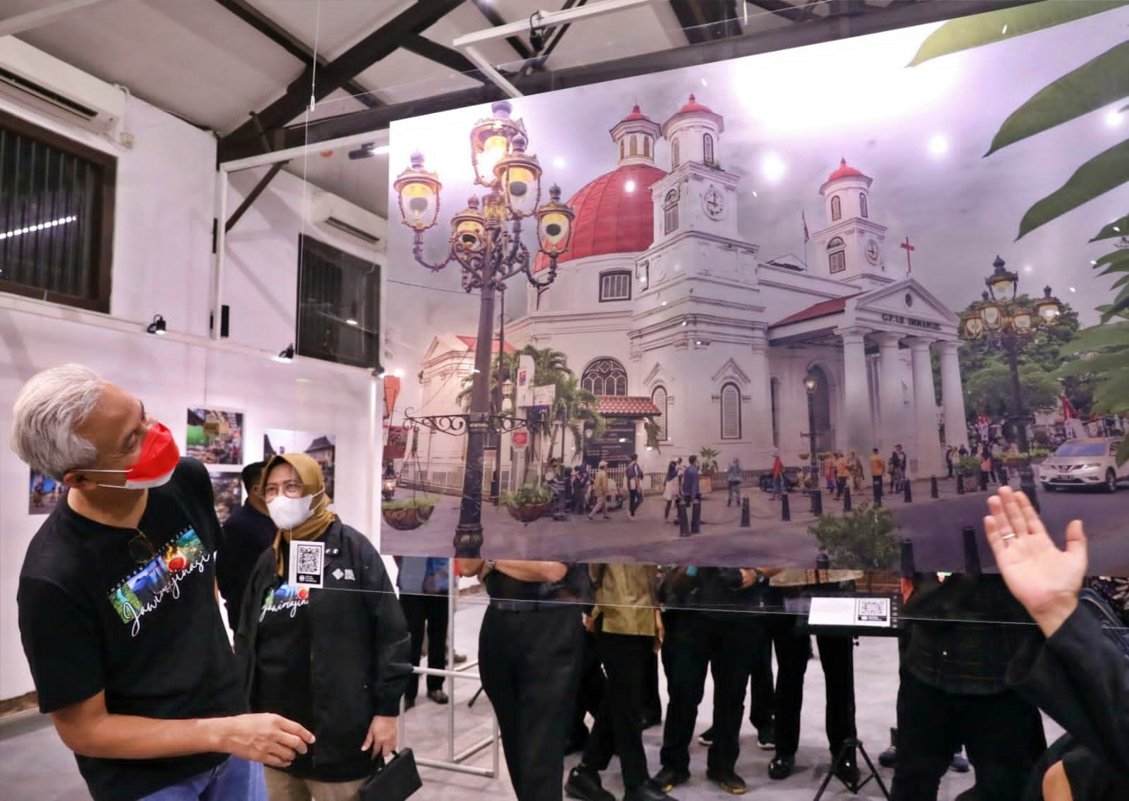 Ganjar saat melihat sebuah karya di Pameran Fotografi Jawimajinasi