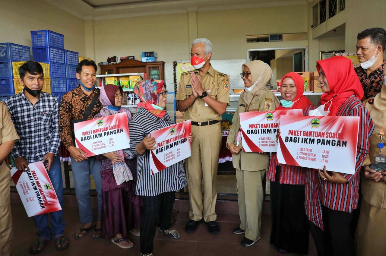 Ganjar saat salurkan bantuan kepada para IKM di Klaten