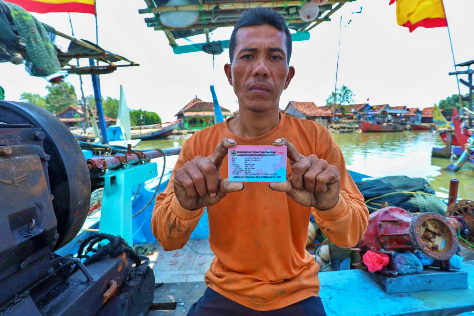 Ghufron seorang nelayan kendal saat menunjukan asnel