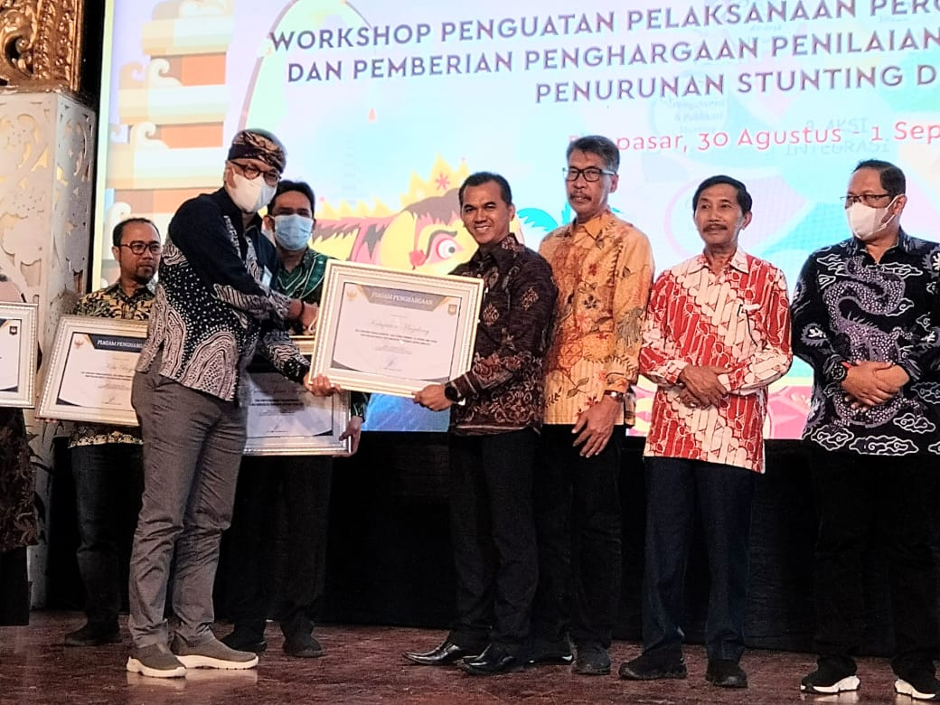 Kepala Bappeda dan Litbang M Taufiq Hidayat Yahya saat menerima penghargaan sebagai peringkat 1 dalam penilaian kinerja 8 Aksi Konvergensi penurunan Stunting di Jawa Tengah