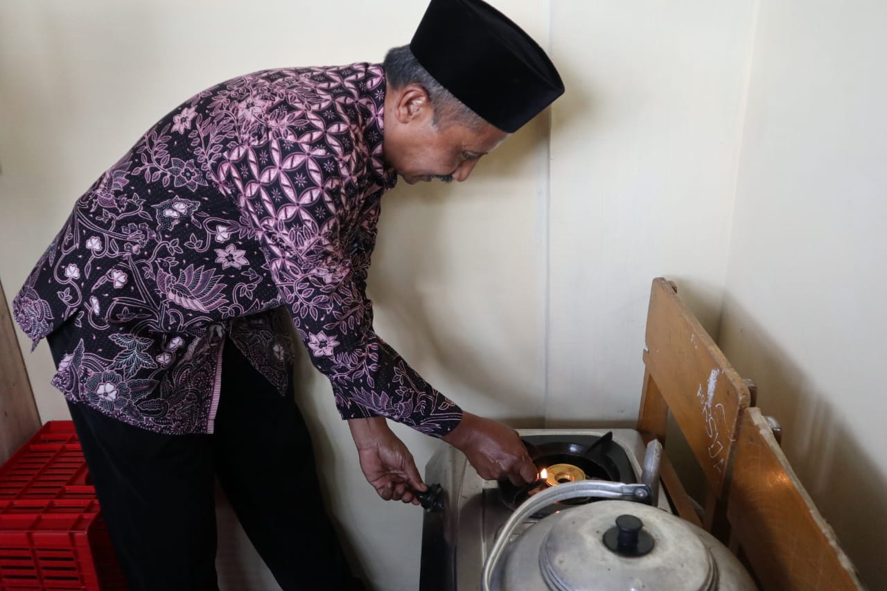 Kades Sambak Dahlan saat di Kantin SMP M Plus Sambak mencoba biogas
