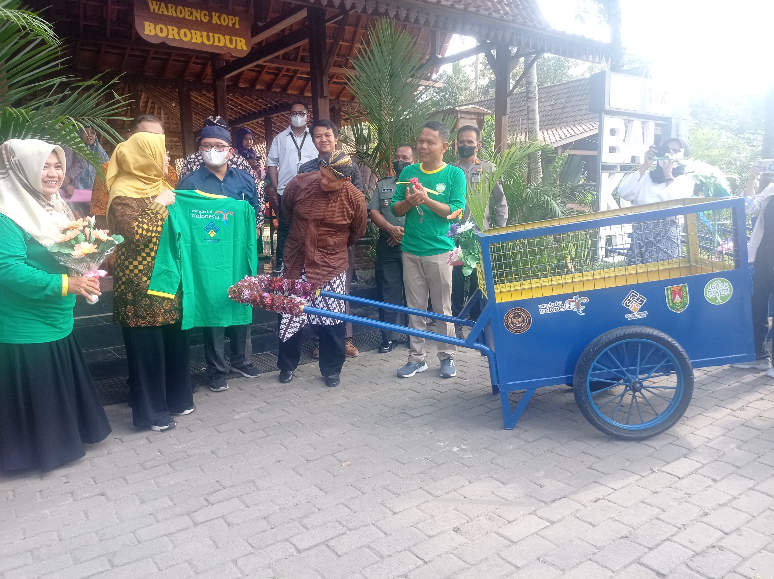 Dukung Kebersihan Lingkungan Wisata, BOB Salurkan Bantuan 10 Gerobak Sampah di Borobudur