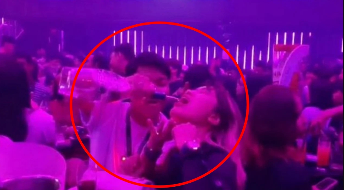 Ibu Sekdes viral saat video dugem dan diduga tenggak miras_Foto tangkapan layar video yang viral