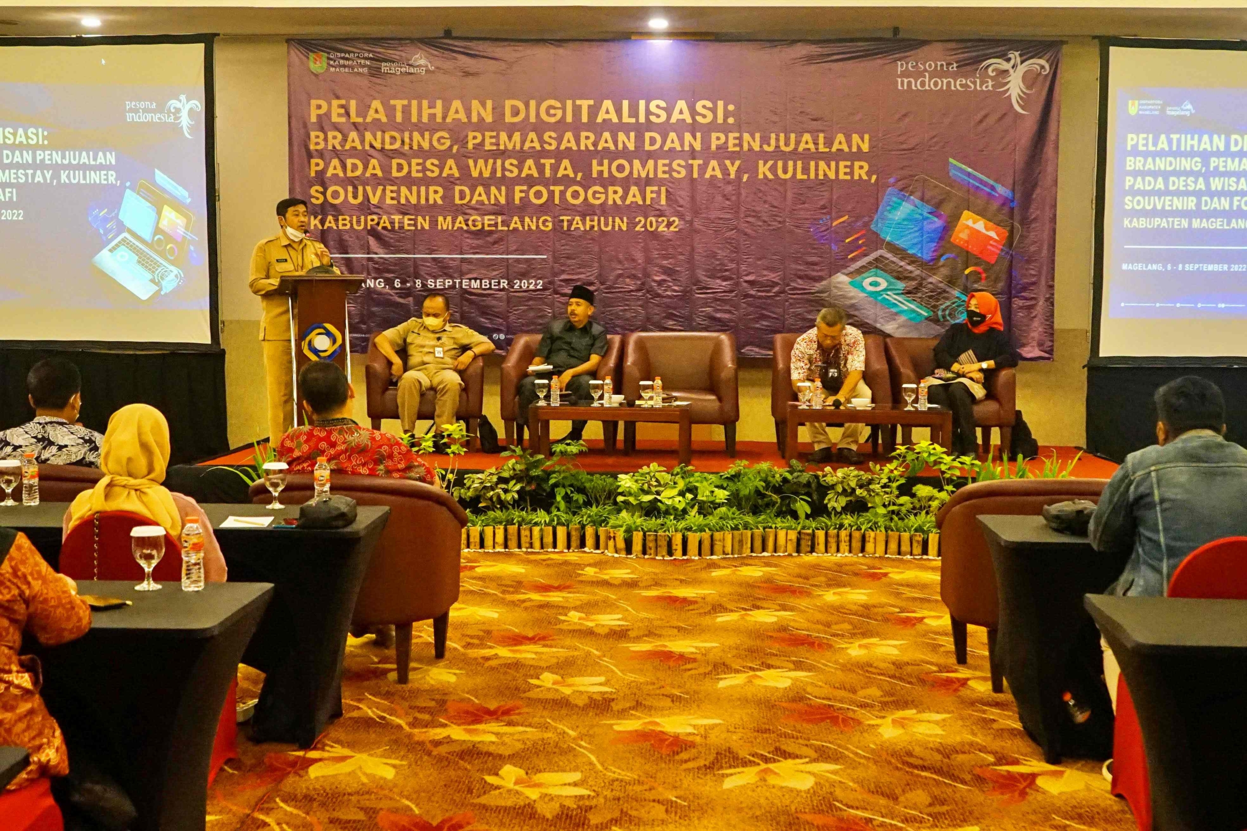 Kepala Dinas Pariwisata Kepemudaan dan Olahraga (Disparpora) Kabupaten Magelang Achmad Husein saat membuka acara Pelatihan Digitalisasi Branding Pemasaran dan Penjualan Pada Desa Wisata, Homestay, Kuliner, Souvenir dan Fotografi Tahun 2022.