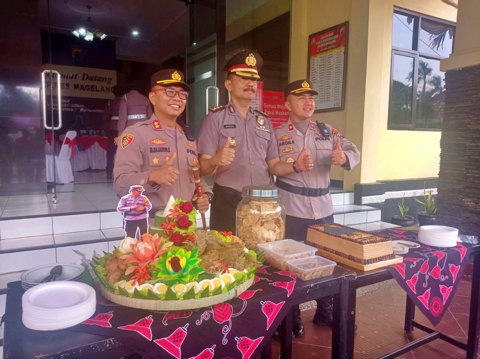 Kabagops Polres Magelang AKBP Maryadi syukuran kenaikan pangkat diapit Kapolres dan Waka Polres