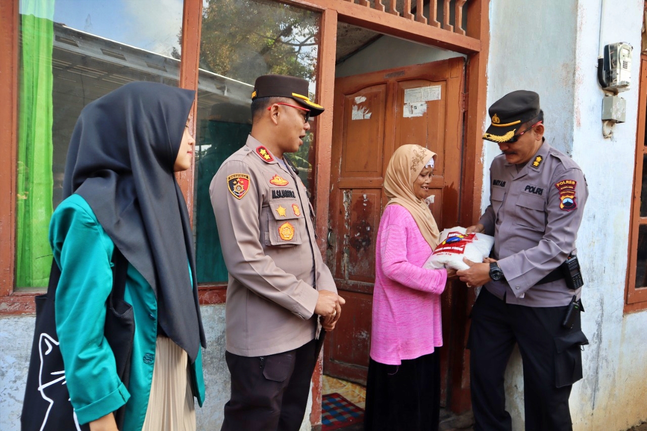 Kabagops Polres Magelang didampingi Kapolres Magelang salurkan bantuan beras