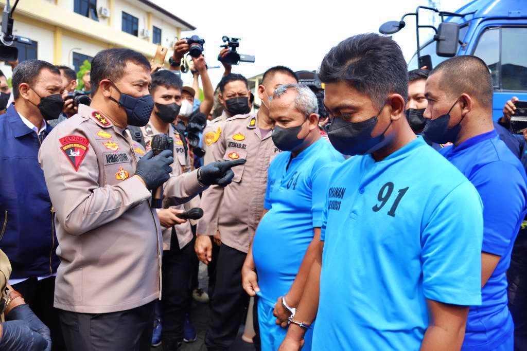 Kapolda Jateng saat menanyai tersangka kasus penyalahgunaan BBM Bersubsidi
