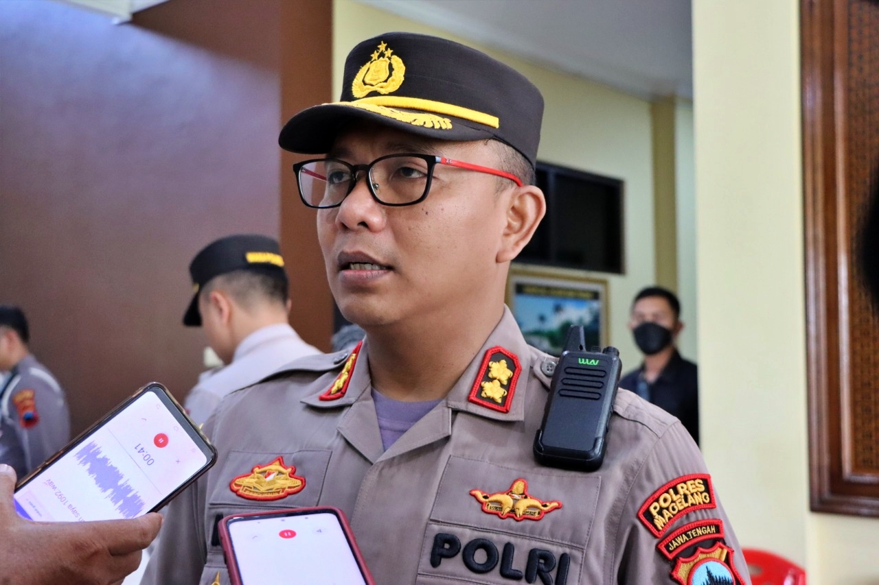 Kapolres Magelang saat diwawancarai awak media soal penemuan mayat di Borobudur