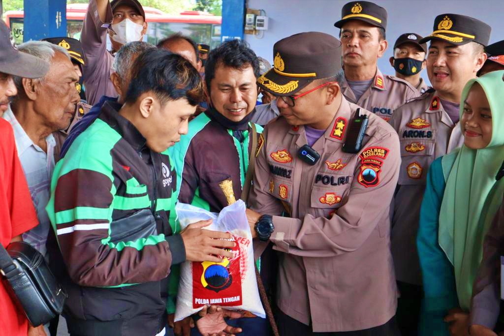 Kapolres Magelang saat simbolis memberikan Bantuan sosial berupa beras kepada Ojol