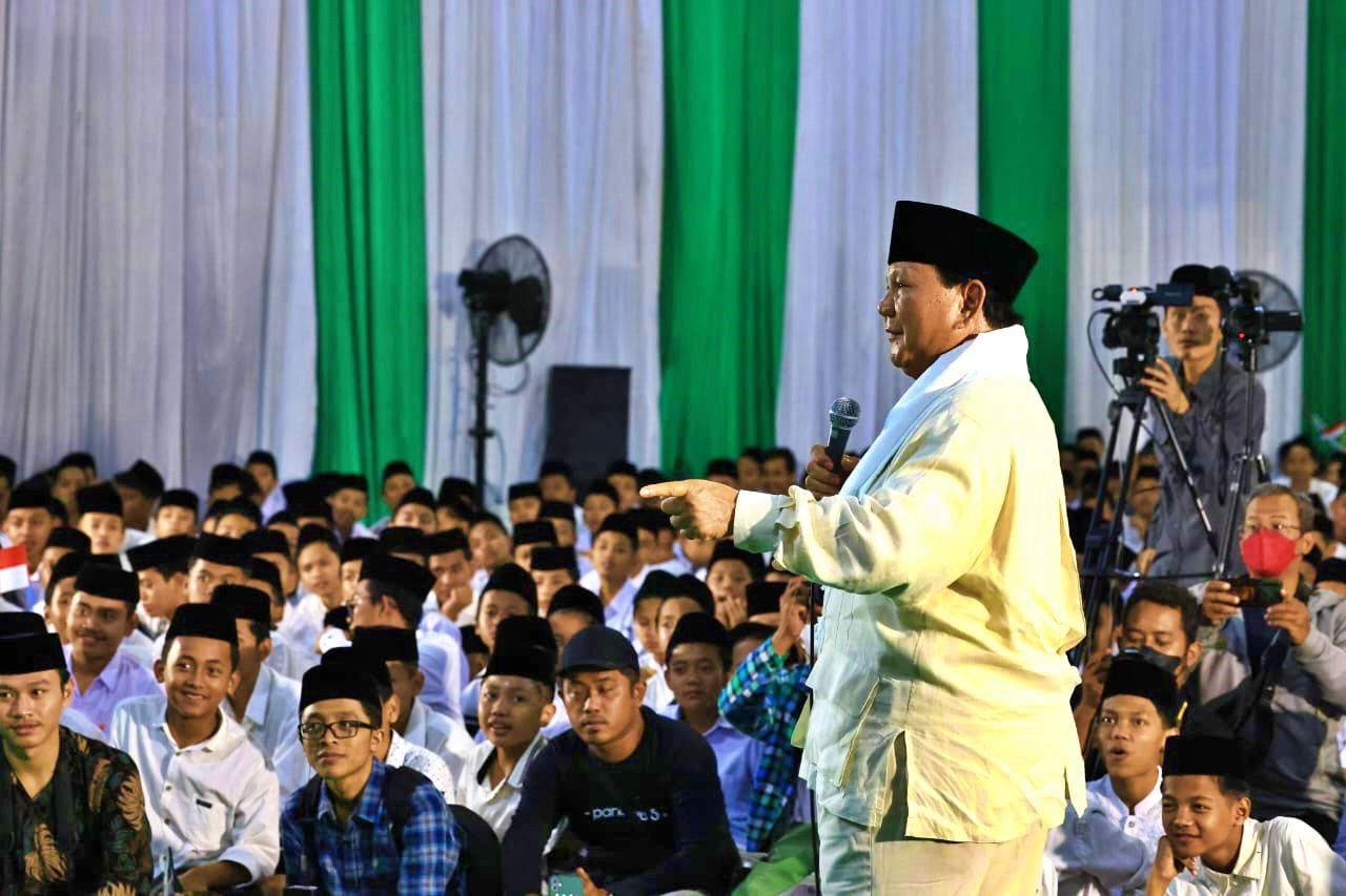 Menteri Pertahanan Republik Indonesia (Menhan) RI, Prabowo Subianto secara khusus berkunjung ke Pondok Pesantren (Ponpes) Api Asri Syubbanul Wathon Tegalrejo Magelang