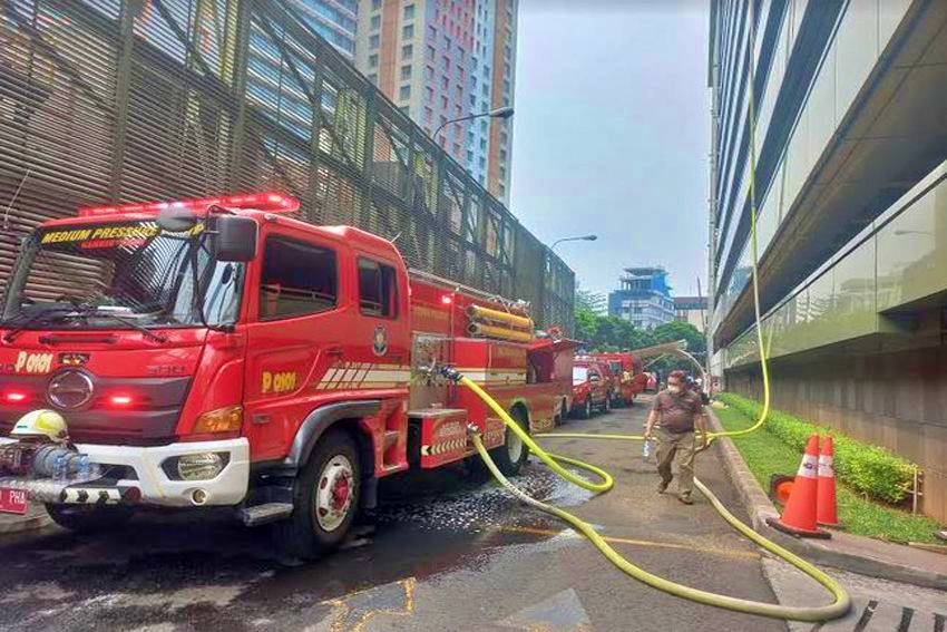 Mobil Damkar saat atasi kebakaran di Grand Mall Indonesia