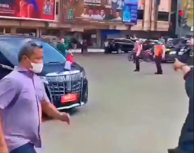 Mobil Wapres RI dihadang mahasiswa di Palembang_Foto tangkapan layar video