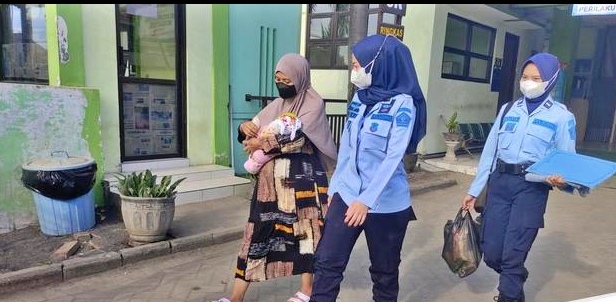 Narapida wanita setelah melahirkan menggendong bayi dan masuk rutan_foto detik