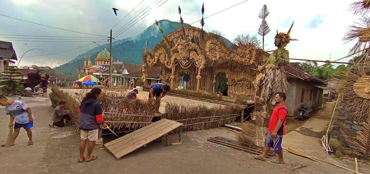 Panggung utama Festival Lima Gunung XXI atau 2022 Mantran Wetan Ngablak Magelang