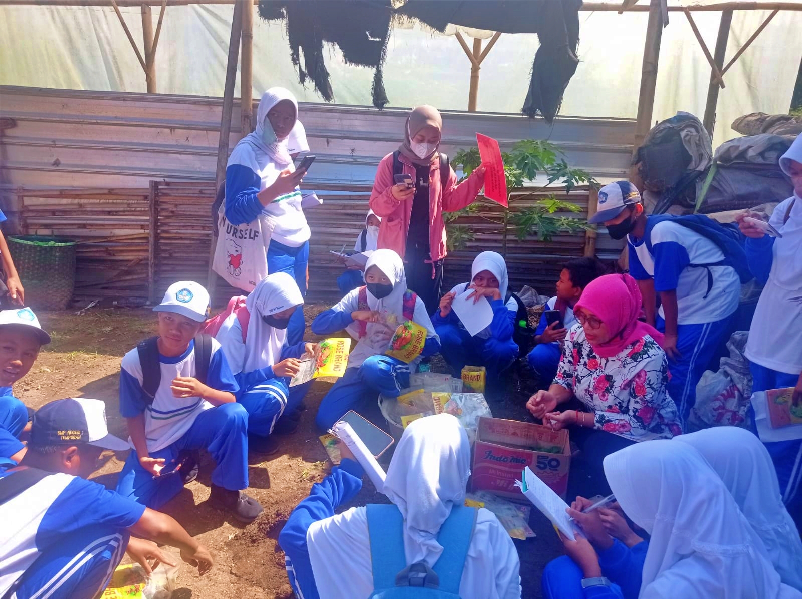 Pelajar dari SMP N 1 Tempuran belajar pengolahan sampah di TPS3R Wringinputih Borobudur