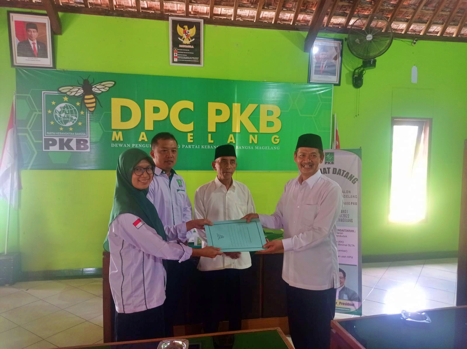 Penyerahan berkas pendaftaran Bacaleg perempuan ke DPC PKB Kabupaten Magelang