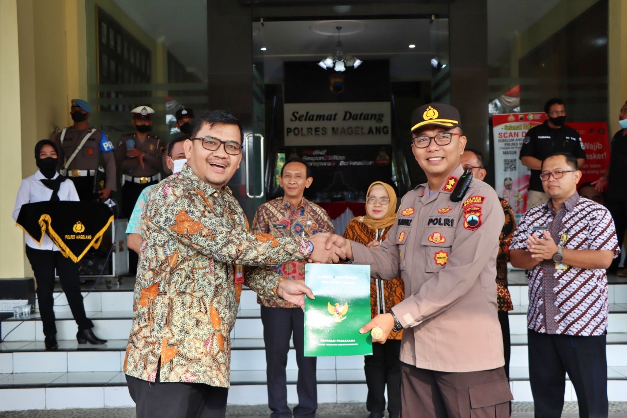 Penyerahan sertifikat tanah hibah masyarakat dari BPN kepada Polres Magelang