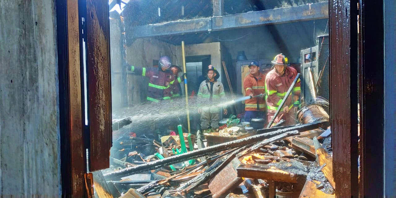 Petugas Damkar Kabupaten Magelang saat memadamkan kebakaran dapur rumah di Salam Magelang