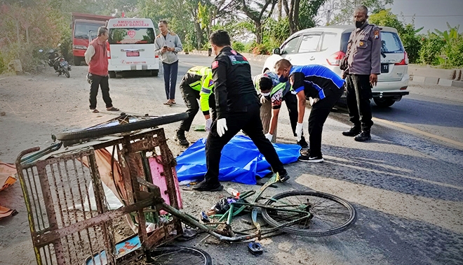 Petugas Polisi saat mengevakuasi pengayuh bejak yang disenggol Molen di Bojonegoro