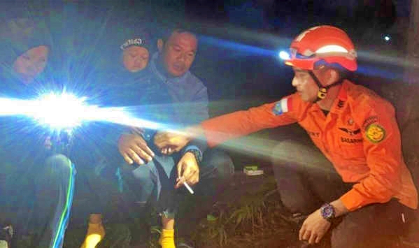 Petugas SAR saat mengevakuasi pendaki termasuk balita 3 tahun
