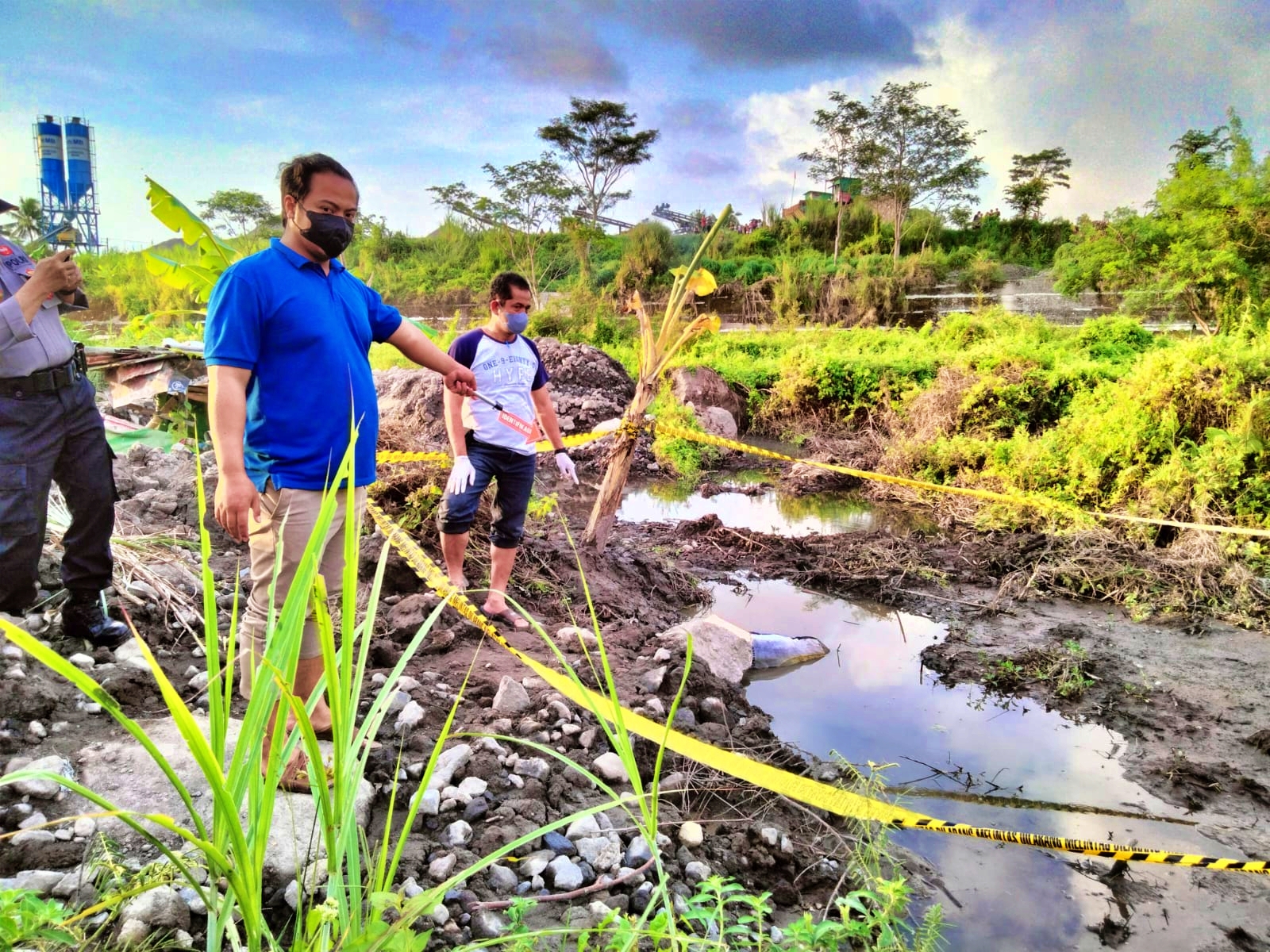 Petugas kepolisian Polsek Salam Polres Magelang sedang lakukan olah TKP penemuan mayat di Salam