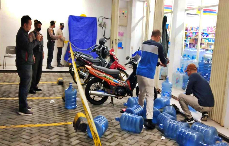 Petugas kepolisian saat melakukan olah TKP penganiayaan sebabkan WNA meninggal di Jogja