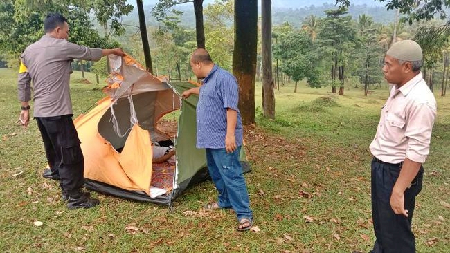 Polisi olah tkp tenda yang tersambar petir dan didalamnya ada dua wisatawan
