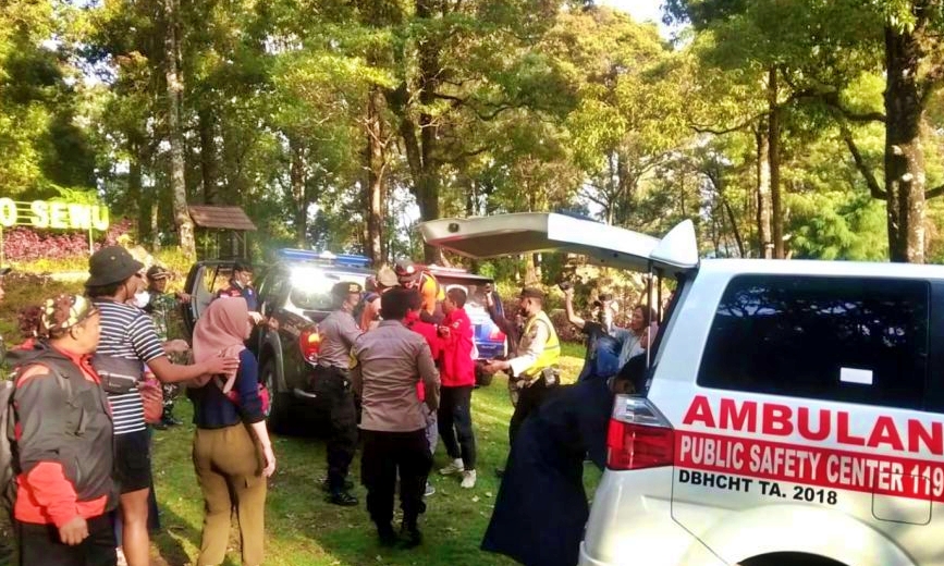 Proses Evakuasi seorang pendaki Gunung Lawu