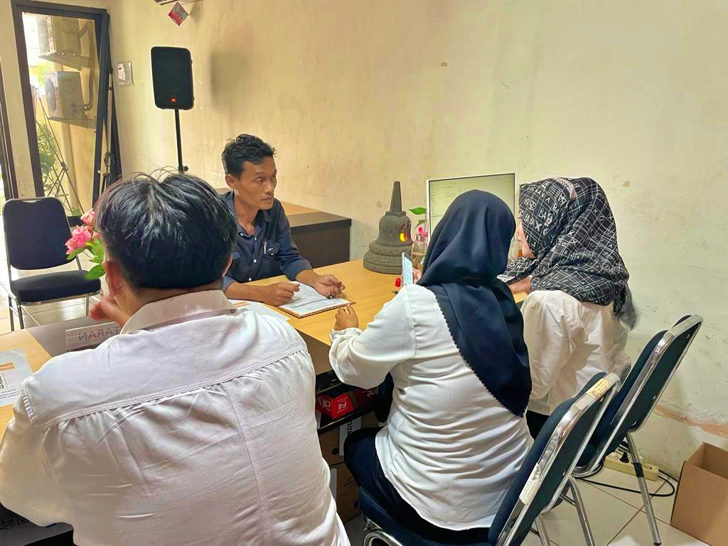 Salah satu pendaftar Panwascam saat memasukan berkas di Bawaslu Kabupaten Magelang