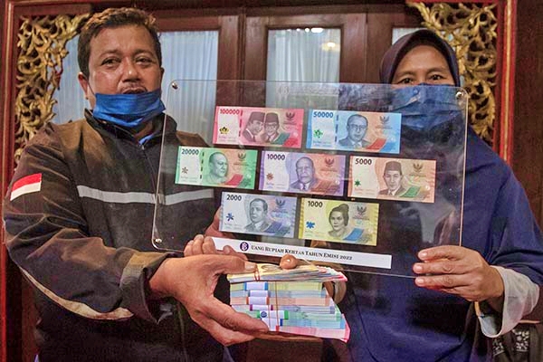 Samin saat menerima uang baru sebagai penganti uang miliknya yang dimakan rayap dari Bank Indonesia_foto antara