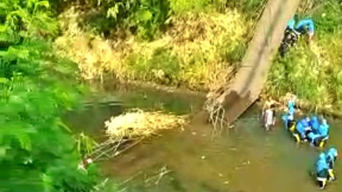 Tangkapan layar video jembatan gantung roboh di Probolinggo