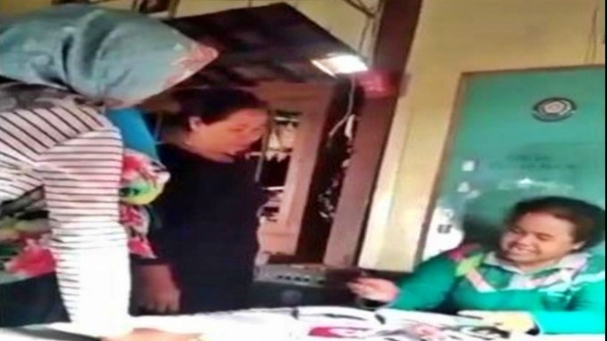 Tangkapan layar video oknum istri kadus diduga memotong dana BLT BBM milik warga