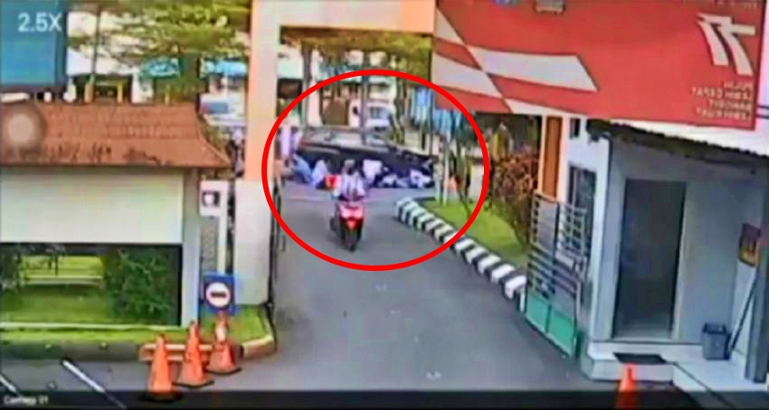 Tangkapan video rekaman CCTV Mobil yang dikemudikan warga Magelang tabrak belasan siswa