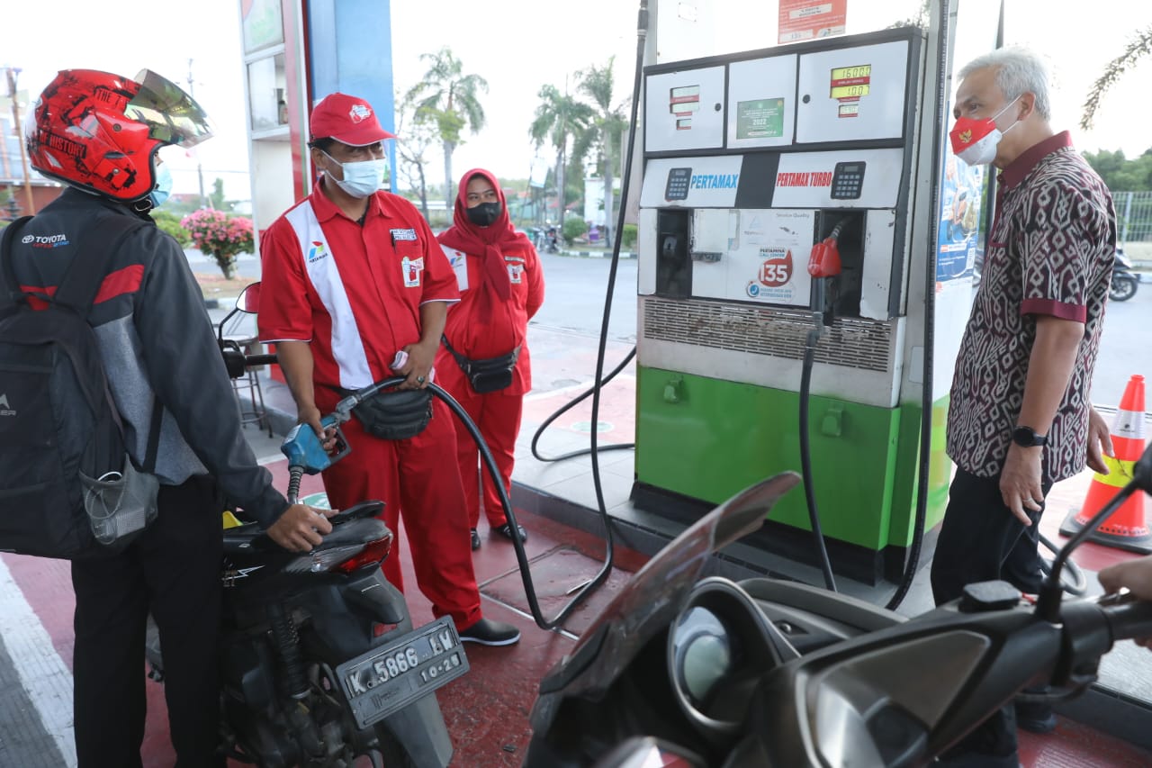 Cek SPBU di Rembang, Ganjar Pranowo Pastikan Situasi Aman dan Masyarakat Terlayani Baik