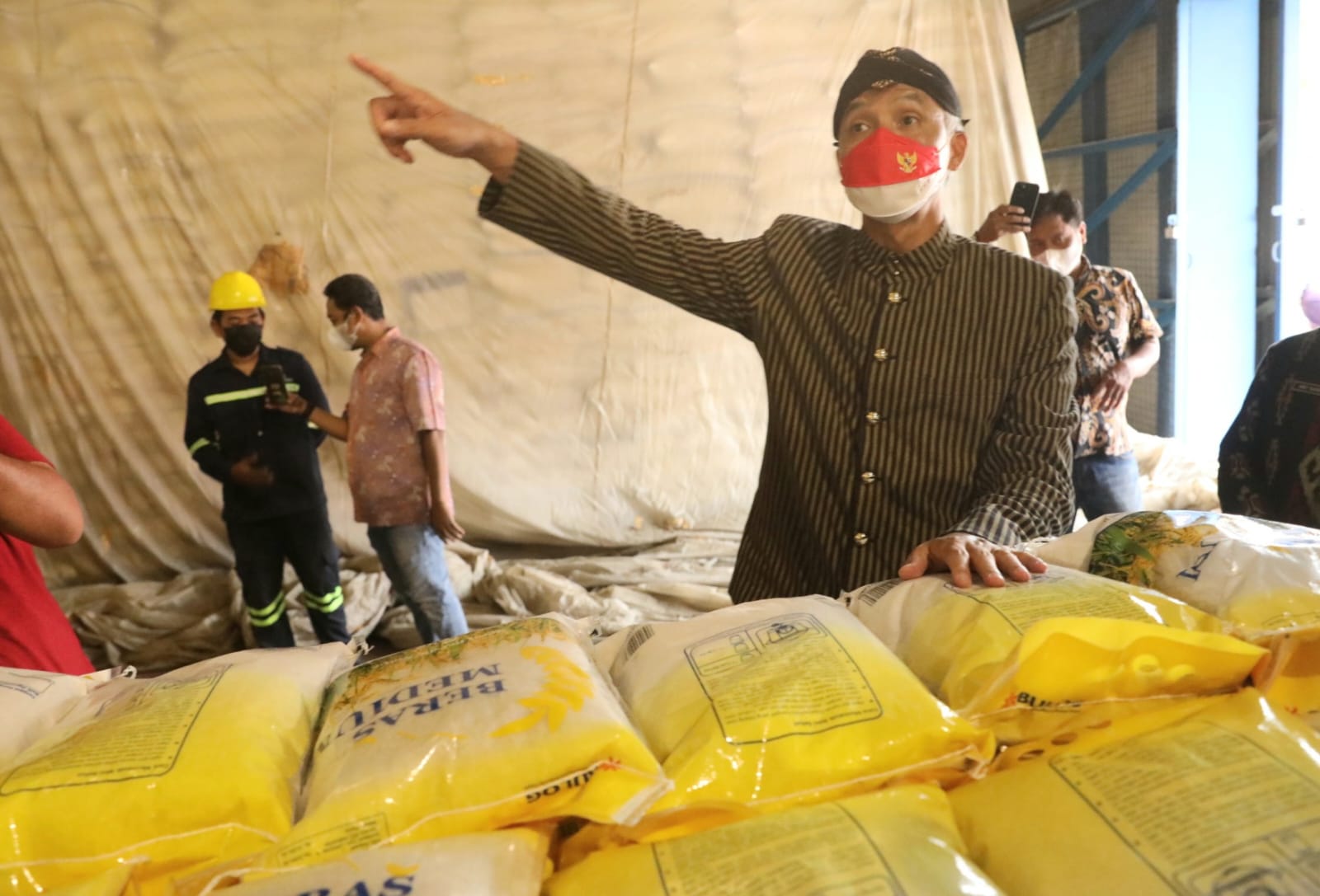 Pastikan Stok Beras Aman, Gubernur Ganjar Cek Gudang Bulog Ngabeyan Sukoharjo