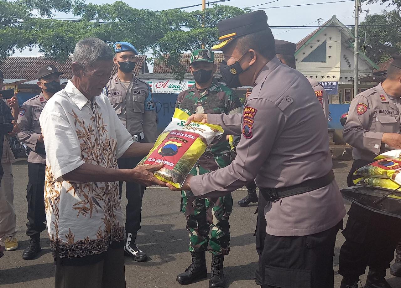 Polres Magelang Kota Salurkan Bantuan Beras Kepada Warga Terdampak Kenaikan Harga BBM