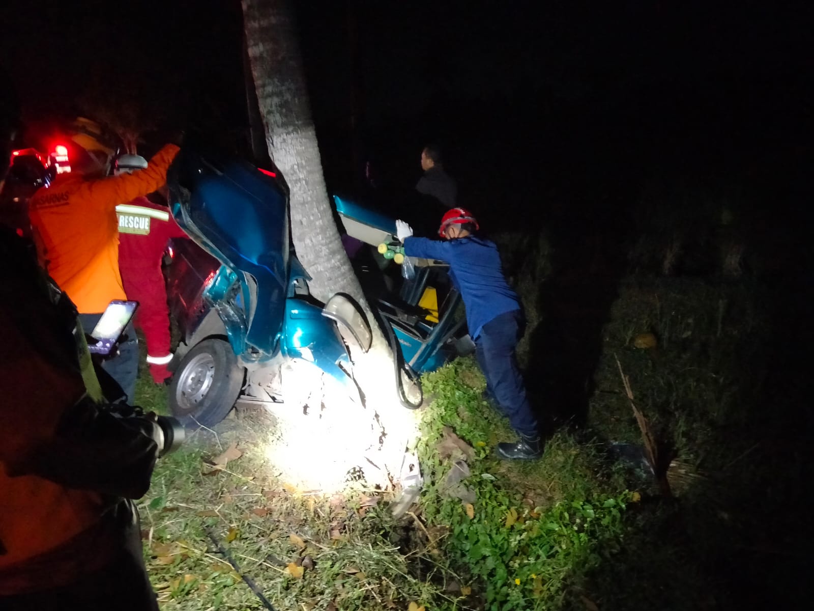 Kecelakaan di Sawangan Magelang, Damkar Evakuasi Sopir Mobil yang Terjepit