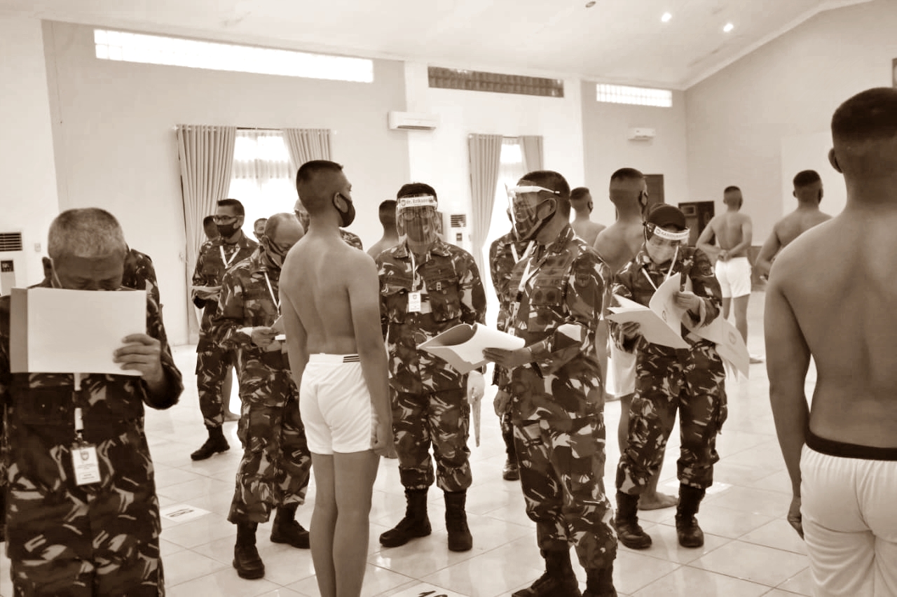 ilustrasi mengukur tinggi badan calon taruna