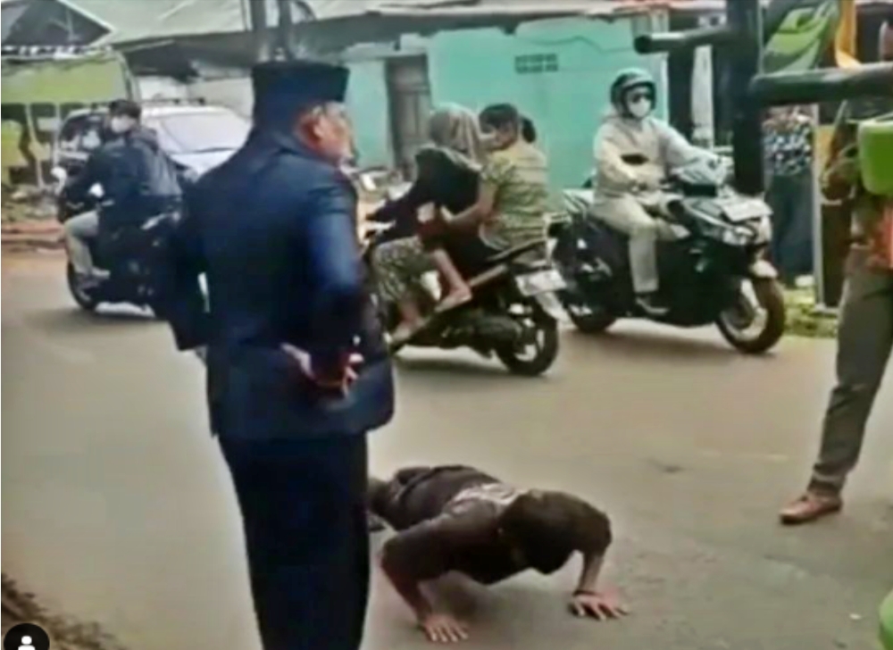 tangkapan layar video anggota DPRD menyuruh sopir berguling dan push up di tengah jalan