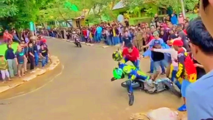 tangkapan layar video detik detik pembalap dikeroyok penonton